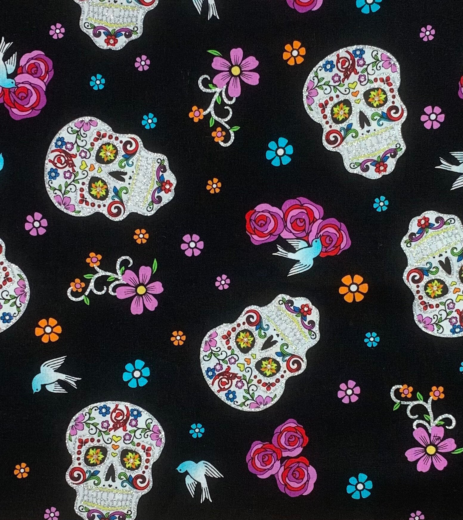 Glitter sugar skulls with flowers on black fabric, Calaveras cotton woven, Día de Muertos, Day of the Dead, by the yard, All Souls‘ Day AZ1