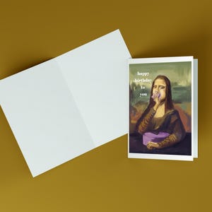 Carte d'anniversaire Mona Lisa mangeant un gâteau violet - voeux artistiques drôles, art unique d'inspiration Renaissance, cadeau parfait pour les artistes, les amateurs de gâteaux