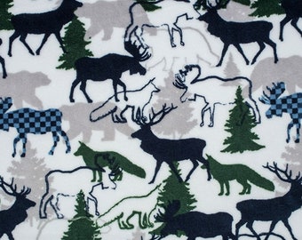 Peut inclure: Un tissu blanc avec un motif répété d'animaux de la forêt en bleu et vert. Les animaux comprennent des cerfs, des orignaux et des renards. L'arrière-plan est gris clair.