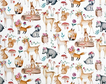Peut inclure: Un fond blanc avec un motif répété d'animaux de la forêt. Les animaux comprennent des cerfs, des renards, des lapins, des écureuils, des hérissons et des ours. Les animaux portent tous des couronnes de fleurs et sont entourés de fleurs, de feuilles et de champignons.