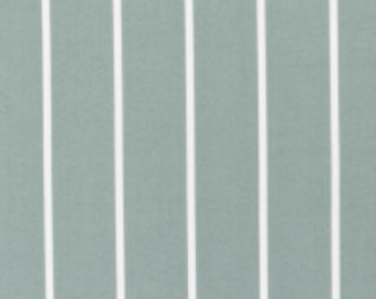 以下が含まれることがあります： 薄い青色の生地に、縦方向に白いストライプが入っています。生地は滑らかな質感です。