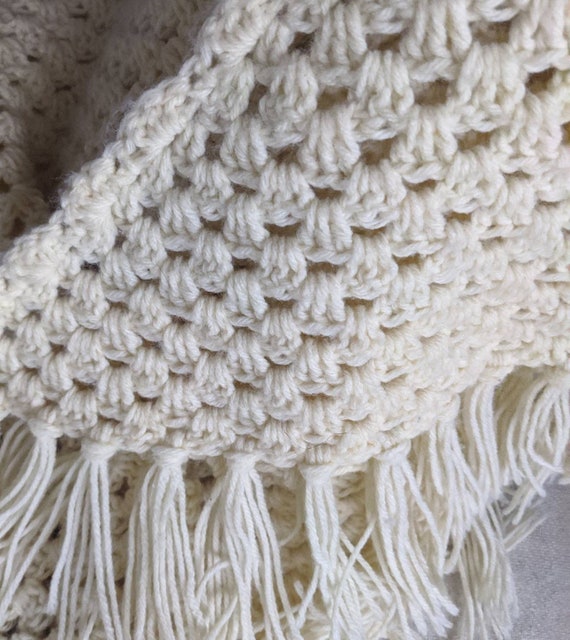 Hand knit ivory shawl fringed 34 x 62 inch triang… - image 2