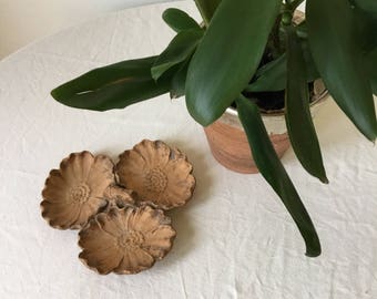 Rustic wood composite dish three flowers 40&#39;s 50&#39;s distressed pressed wood jewelry tray shabby boho