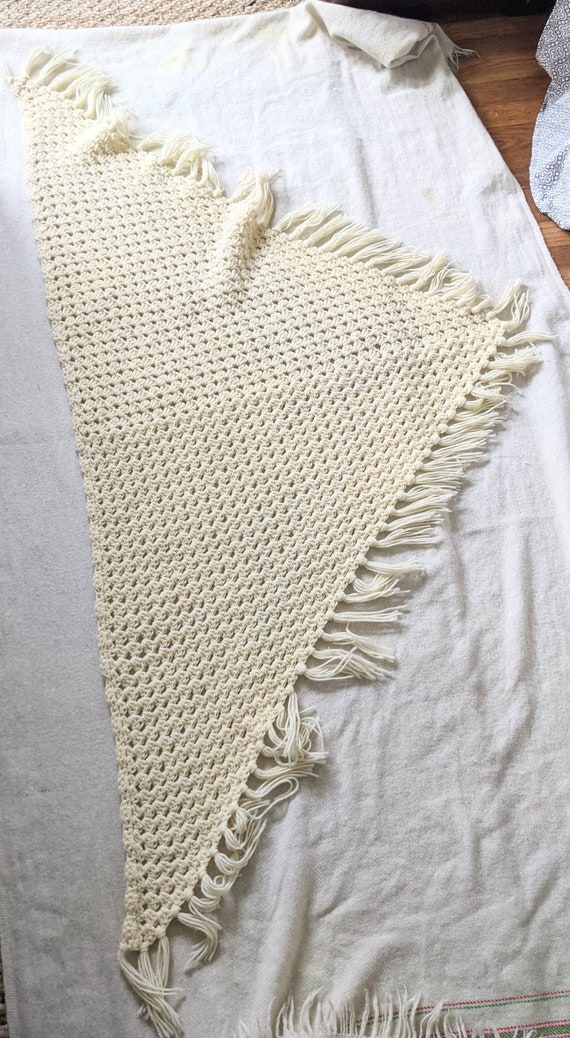 Hand knit ivory shawl fringed 34 x 62 inch triang… - image 4