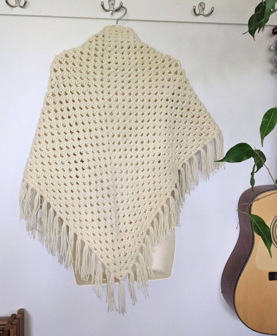 Hand knit ivory shawl fringed 34 x 62 inch triang… - image 3