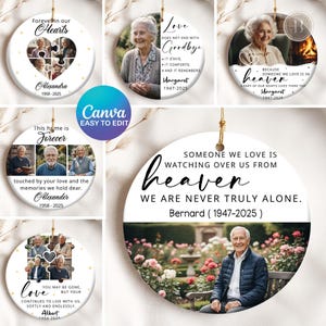 Pode incluir: Enfeites comemorativos redondos de cerâmica branca com cordão dourado. Cada enfeite apresenta uma fotografia e texto, incluindo nomes e datas. Os designs incluem corações, fotos e frases como "Forever in our Hearts" e "Love does not end with Goodbye".