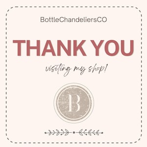 Pu&ograve; includere: Grafica beige con la scritta "THANK YOU" in rosa antico. Sotto, in un carattere script, c'&egrave; scritto "visiting my shop!". Un logo circolare con la lettera "B" &egrave; al centro. Il nome del negozio "BottleChandeliersCO" &egrave; in alto.