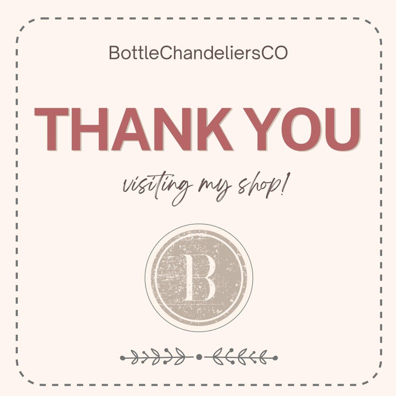 Pu&ograve; includere: Grafica beige con la scritta "THANK YOU" in rosa antico. Sotto, in un carattere script, c'&egrave; scritto "visiting my shop!". Un logo circolare con la lettera "B" &egrave; al centro. Il nome del negozio "BottleChandeliersCO" &egrave; in alto.