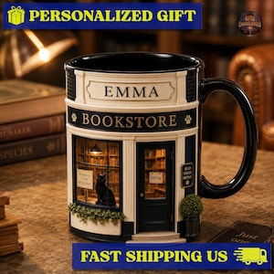 Pode incluir: Uma caneca de cerâmica em forma de fachada de livraria com asa e interior pretos. O exterior apresenta o nome EMMA, a palavra BOOKSTORE, um gato preto na montra e uma porta com um sinal de OPEN. Uma pequena planta está junto à porta.