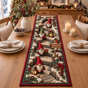 Könnte beinhalten: Ein rechteckiger Tischläufer mit einer aufgedruckten Winterszene aus Steinstufen, Schnee, Tannenzweigen, roten Beeren und mehreren Gnomen mit roten und grünen Mützen. Ein Holzschild auf dem Läufer zeigt den Text Merry Christmas.