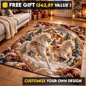 Könnte beinhalten: Ein rechteckiger Teppich mit einer festlichen Weihnachtsszene, auf der zwei weiße Pferde mit prunkvollem goldenem Geschirr durch den Schnee laufen. Das Design zeigt eine verschneite Hütte, Tannenbäume sowie rote und goldene Ornamente.