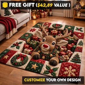 Könnte beinhalten: Ein rechteckiger Teppich mit einer 3D-Illustration eines braunen Rentiers mit roter Nase, das einen Kranz mit goldenen Glocken trägt und von verpackten Weihnachtsgeschenken umgeben ist. Der Rand zeigt ein Patchwork-Muster aus Kränzen, Sternen und Bäumen.
