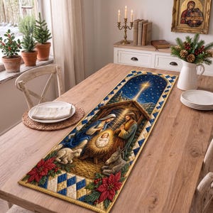 Pode incluir: Um caminho de mesa retangular com uma cena de natividade impressa apresentando Maria, José e o menino Jesus numa manjedoura. O design inclui um céu estrelado, um burro, uma ovelha e poinsétias vermelhas, emoldurado por um padrão de losangos azul e dourado.