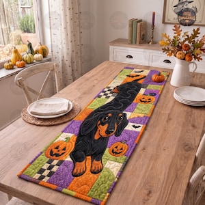 Può includere: Un runner da tavola trapuntato rettangolare con un lungo bassotto nero e marrone centrato su uno sfondo patchwork di quadrati arancioni, viola, verdi e a scacchi bianchi e neri con zucche di Halloween e pipistrelli stampati.