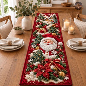 Peut inclure: Un chemin de table rectangulaire en tissu rouge orné d'une scène de Noël détaillée avec un visage de Père Noël central, des sapins verts, des poinsettias rouges, des boules dorées, des flocons blancs et une maison enneigée.