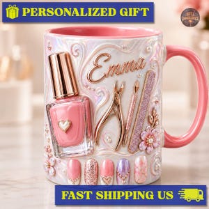 Könnte beinhalten: Ein weißer Keramikbecher mit Perlglanz-Finish und einem erhabenen 3D-Design aus einer rosa Nagellackflasche, einer Nagelhautzange, einer glitzernden Nagelfeile und fünf verzierten Fingernägeln. Der Name Emma ist in goldener Schreibschrift zu sehen.