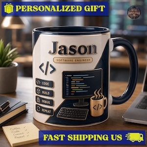 以下が含まれることがあります： ダークブルーとクリーム色のセラミック製マグカップ。Jasonという名前とSoftware Engineerという肩書きが記されています。コンピューターモニター、キーボード、コーヒーマグのアイコン、Code、Build、Debug、Repeatとラベル付けされたボタンがデザインされています。