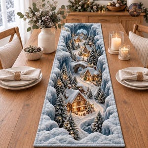Könnte beinhalten: Ein rechteckiger Tischläufer mit einer aufgedruckten Winterlandschaft aus schneebedeckten Häusern, Tannenbäumen und einer Steinbrücke zwischen eisblauen Klippen. Die Szene zeigt warm leuchtende Lichter in den Fenstern und entlang des Pfades.