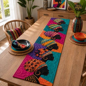 Peut inclure: Un chemin de table matelassé rectangulaire présentant un motif répétitif de silhouettes de personnes portant des foulards colorés à motifs. Le design utilise des blocs vibrants de bleu sarcelle, magenta et orange, avec des boucles d'oreilles.