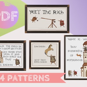 Könnte beinhalten: Vier gerahmte Kreuzstichmuster mit Illustrationen im mittelalterlichen Stil und humorvollem Text. Die Designs zeigen ein Trebuchet, das eine Person schleudert, eine Person, die ein Pferd hochhebt, eine Burgszene und eine Turmszene mit Figuren.