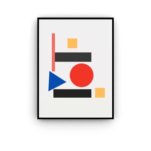 Pode incluir: Uma impressão de arte de parede emoldurada com fundo branco apresentando uma composição geométrica de um círculo vermelho, um triângulo azul, dois quadrados amarelos, dois retângulos pretos horizontais e um retângulo vertical cor coral.
