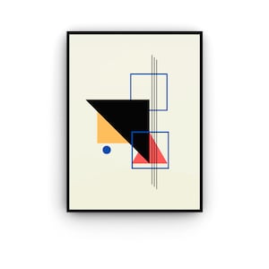 Op de afbeelding: Een ingelijste wandkunstprint met een geometrische compositie op een crèmekleurige achtergrond. Het ontwerp bevat een grote zwarte driehoek, een geel vierkant, een kleine blauwe cirkel, twee blauw omlijnde vierkanten en een rode driehoek, geaccentueerd door verticale zwarte lijnen.