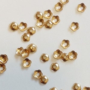 Joli protège-billes en laiton 4 mm, protège-billes plaqué or, protège-billes fleur 4 mm plaqué or BULK BUY