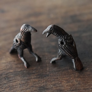 Huginn et Muninn, figurines en bronze, d'inspiration mythologique et viking