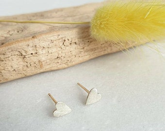 Boucles d’oreilles à clous BRUSHED HEART | petites boucles d’oreilles en forme de cœur argenté | goujons d’argent minimaux | petits clous d’argent | petit cœur d’argent