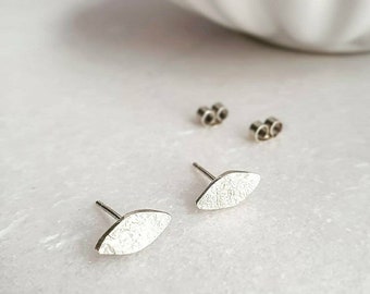 HEAT TEXTURE LEAVES boucles d’oreilles à clous en argent recyclé | boucles d’oreilles en argent | boucles d’oreilles en argent sterling recyclé | texture boucles d’oreilles argent | Boucles