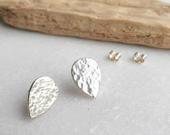 Boucles d’oreilles à clous en argent recyclé GLITTER PETALS | boucles d’oreilles en goutte d’eau argentée | boucles d’oreilles en argent sterling recyclé | texture boucles d’oreilles argent |