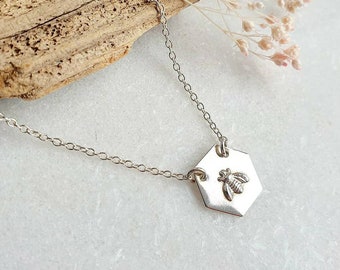 Collier en argent recyclé HONEYCOMB + BEE | collier d’abeille en argent recyclé | collier en argent recyclé | collier hexagonal d’abeille en argent recyclé