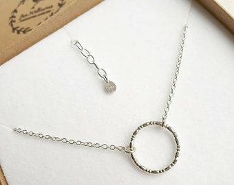 DOT DASH CIRCLE collier en argent | collier cercle en argent | collier de cercles d’argent | collier texturé cercle argenté | collier rond en argent