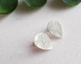 BOUCLES D’OREILLES EN ARGENT RECYCLÉ SILVER DUST PETALS | boucles d’oreilles en argent | boucles d’oreilles en argent sterling recyclé | boucles d’oreilles |arrêtes en argent