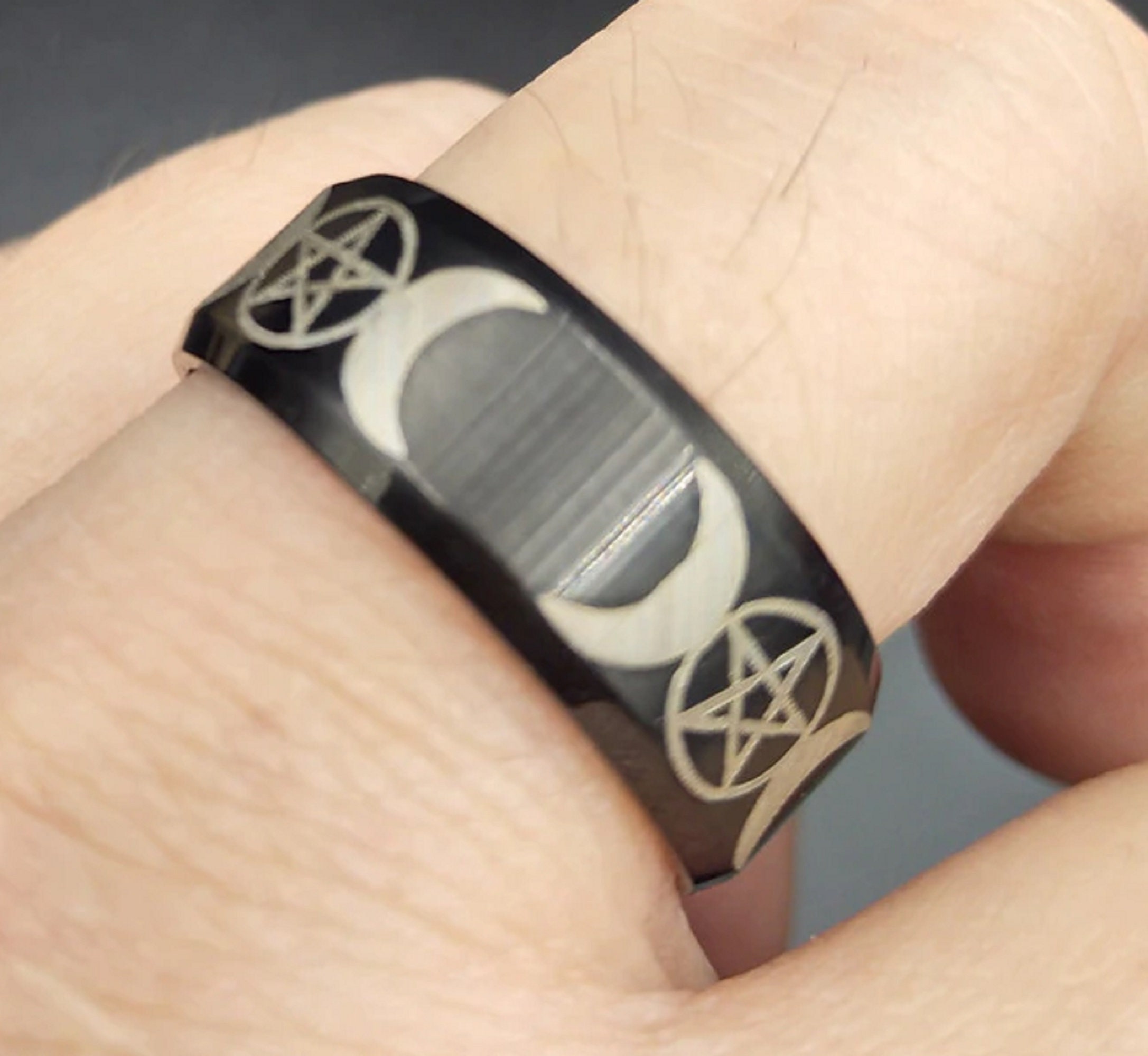 Bague En Acier Noir Motif Lune Et Pentacle - Marque EtNox - Style Mystique Et Moderne