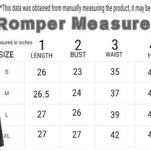 Op de afbeelding: Zwarte romper met maattabel. De tabel toont afmetingen in inches voor lengte, buste, taille, heup en dij voor de maten S, M, L en XL. De romper heeft twee voorzakken en strikbandjes.