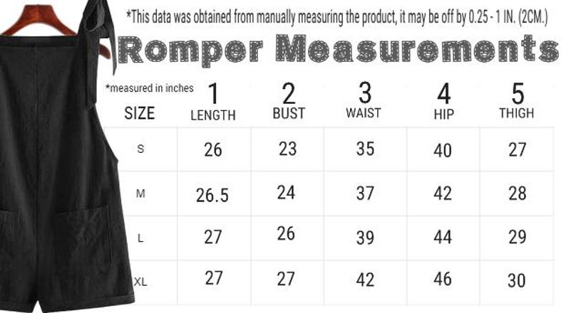 Op de afbeelding: Zwarte romper met maattabel. De tabel toont afmetingen in inches voor lengte, buste, taille, heup en dij voor de maten S, M, L en XL. De romper heeft twee voorzakken en strikbandjes.