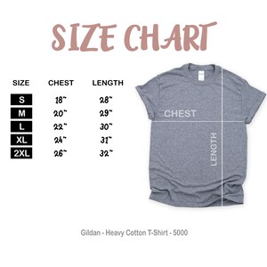 K&ouml;nnte beinhalten: Eine Gr&ouml;&szlig;entabelle f&uuml;r ein graues Gildan Heavy Cotton T-Shirt. Die Tabelle listet die Gr&ouml;&szlig;en S bis 2XL auf, mit Brustma&szlig;en von 45.7cm bis 66cm und L&auml;ngen von 71.1cm bis 81.3cm. Der Text "SIZE CHART" steht oben.