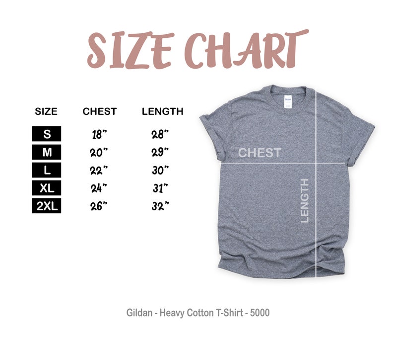 K&ouml;nnte beinhalten: Eine Gr&ouml;&szlig;entabelle f&uuml;r ein graues Gildan Heavy Cotton T-Shirt. Die Tabelle listet die Gr&ouml;&szlig;en S bis 2XL auf, mit Brustma&szlig;en von 45.7cm bis 66cm und L&auml;ngen von 71.1cm bis 81.3cm. Der Text "SIZE CHART" steht oben.