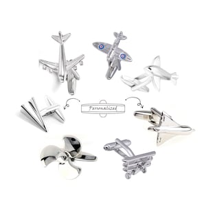 Puede incluir: Conjunto de seis gemelos de avión de plata. Los gemelos presentan diferentes diseños de aviones, incluyendo una hélice, un biplano y un jet. Los gemelos están personalizados con la palabra "Personalizado".