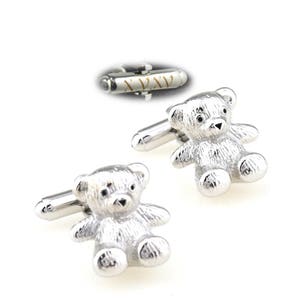 以下が含まれることがあります： テディベアのデザインが施されたシルバーのカフスボタンのペア。カフスボタンは、あらゆる機会に最適な、クラシックでスタイリッシュなアクセサリーです。