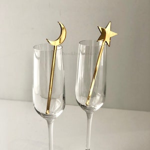 Opakowanie 12 mieszadełek do drinków • Patyczki do mieszania drinków • Dekoracje imprezowe • Mieszadełka do drinków w kształcie gwiazdek • Mieszadełka do drinków w kształcie księżyca • Mieszadełka do drinków