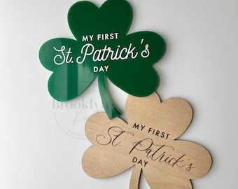 Babys erstes St. Patricks Day Schild | Erster St. Patricks Day Photo Prop | Baby Meilenstein Marker | Kleeblatt Baby Zeichen | Urlaub Prop | Plakette