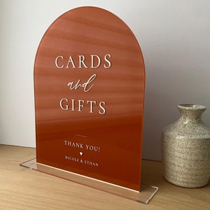 Enseigne personnalisée pour cartes et cadeaux. Enseigne cintrée moderne. Plaque de table en acrylique. Signalétique le jour du mariage . Décorations de table de mariage