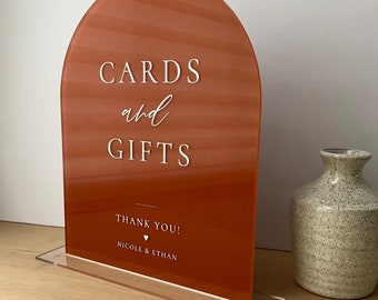 Enseigne personnalisée pour cartes et cadeaux. Enseigne cintrée moderne. Plaque de table en acrylique. Signalétique le jour du mariage . Décorations de table de mariage
