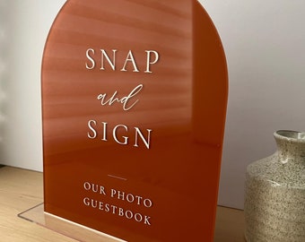Signe livre d'or. Enseigne cintrée moderne. Plaque de table en acrylique. Signalétique le jour du mariage . Décorations de table de mariage. Livre d'or photo de mariage