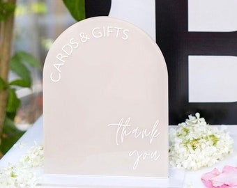 Signe personnalisé arqué moderne personnalisé • Signe de table en acrylique • Signe avec lettres à la main • Décorations de table de mariage
