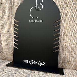 Kundenspezifisches Logo-Schmuck-Display . Acryl Ketten Display. Halsketten-Halter-Stand. Anhänger Display. Hersteller von Handwerksmessen, Veranstaltungen und Märkten