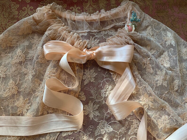 Vintage 1930s Peach Tambour Lace Caplette