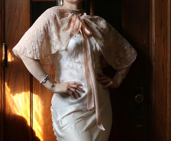 Vintage 1930s Peach Tambour Lace Caplette